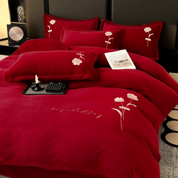 91家纺网 家纺一手货源 找家纺 梦莱斯 2025新款230克全消光刺绣牛奶绒配精美无纺布包装套件-玛奇朵玛奇朵-大红