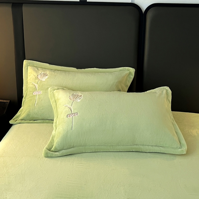 91家纺网 家纺一手货源 找家纺 梦莱斯 2025新款230克全消光刺绣牛奶绒配精美无纺布包装套件-玛奇朵玛奇朵-绿