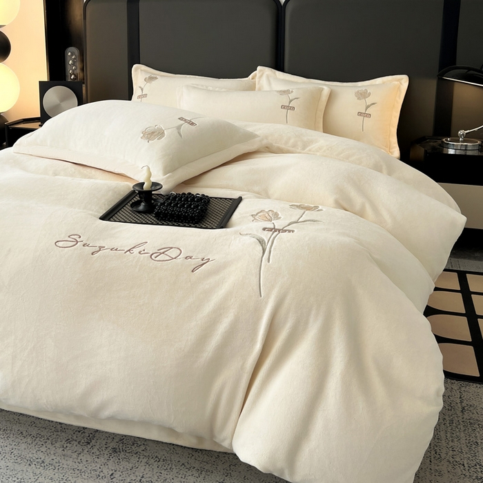 91家纺网 家纺一手货源 找家纺 梦莱斯 2025新款230克全消光刺绣牛奶绒配精美无纺布包装套件-玛奇朵玛奇朵-米白