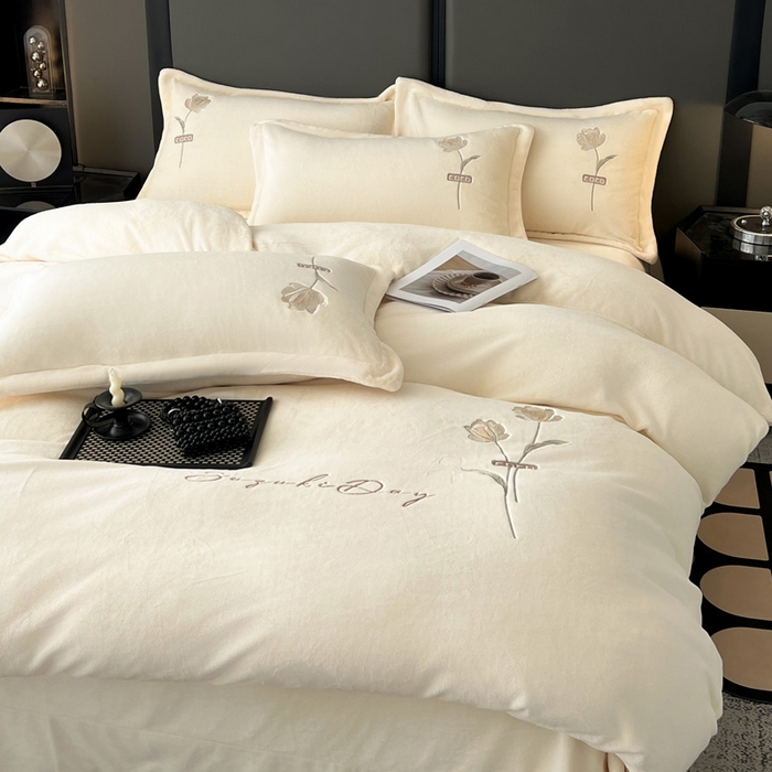 91家纺网 家纺一手货源 找家纺 梦莱斯 2025新款230克全消光刺绣牛奶绒配精美无纺布包装套件-玛奇朵玛奇朵-米白