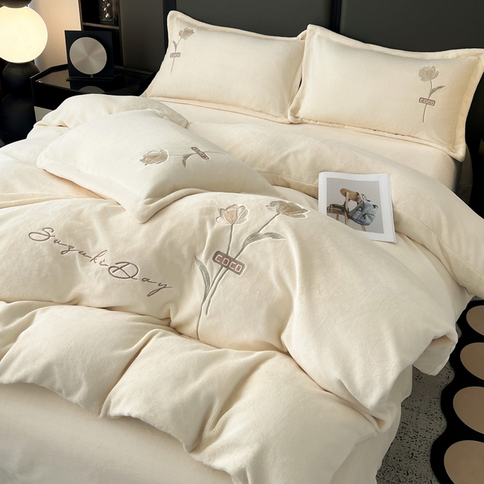 91家纺网 家纺一手货源 找家纺 梦莱斯 2025新款230克全消光刺绣牛奶绒配精美无纺布包装套件-玛奇朵玛奇朵-米白