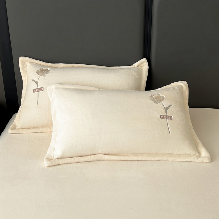 91家纺网 家纺一手货源 找家纺 梦莱斯 2025新款230克全消光刺绣牛奶绒配精美无纺布包装套件-玛奇朵玛奇朵-米白