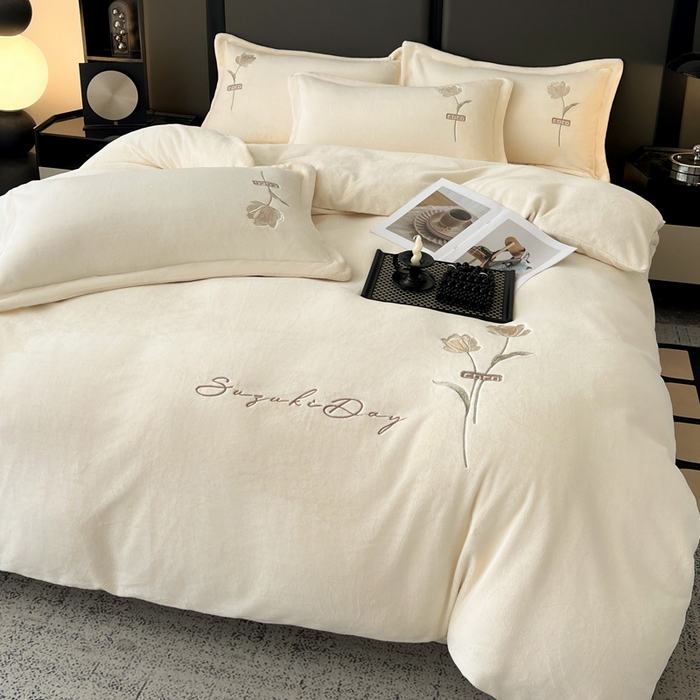 91家纺网 家纺一手货源 找家纺 梦莱斯 2025新款230克全消光刺绣牛奶绒配精美无纺布包装套件-玛奇朵玛奇朵-米白