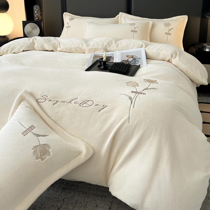 91家纺网 家纺一手货源 找家纺 梦莱斯 2025新款230克全消光刺绣牛奶绒配精美无纺布包装套件-玛奇朵玛奇朵-米白