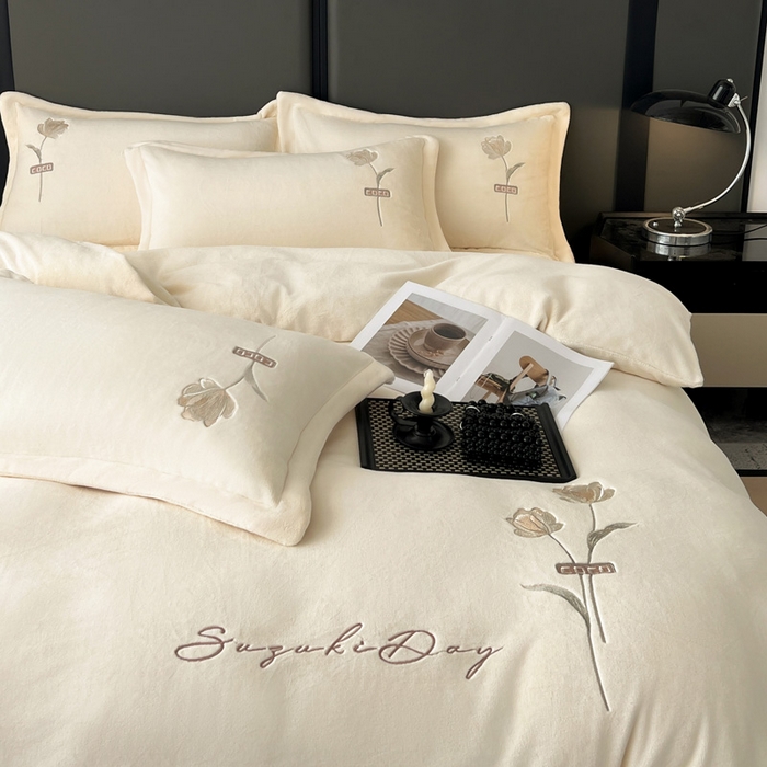 91家纺网 家纺一手货源 找家纺 梦莱斯 2025新款230克全消光刺绣牛奶绒配精美无纺布包装套件-玛奇朵玛奇朵-米白