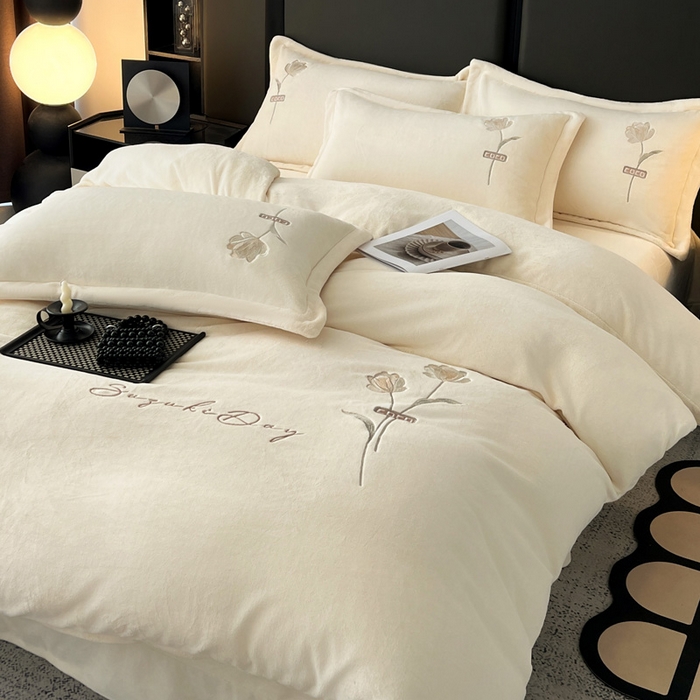 91家纺网 家纺一手货源 找家纺 梦莱斯 2025新款230克全消光刺绣牛奶绒配精美无纺布包装套件-玛奇朵玛奇朵-米白