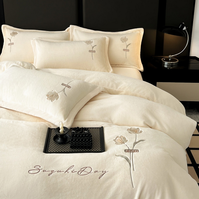 91家纺网 家纺一手货源 找家纺 梦莱斯 2025新款230克全消光刺绣牛奶绒配精美无纺布包装套件-玛奇朵玛奇朵-米白