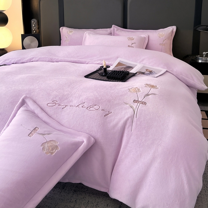 91家纺网 家纺一手货源 找家纺 梦莱斯 2025新款230克全消光刺绣牛奶绒配精美无纺布包装套件-玛奇朵玛奇朵-浅紫