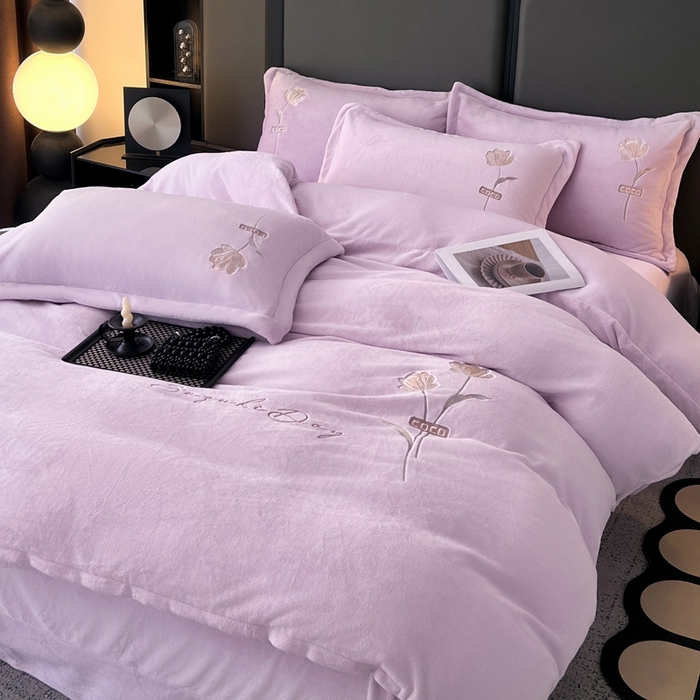 91家纺网 家纺一手货源 找家纺 梦莱斯 2025新款230克全消光刺绣牛奶绒配精美无纺布包装套件-玛奇朵玛奇朵-浅紫