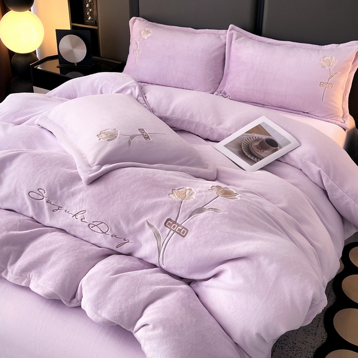 91家纺网 家纺一手货源 找家纺 梦莱斯 2025新款230克全消光刺绣牛奶绒配精美无纺布包装套件-玛奇朵玛奇朵-浅紫