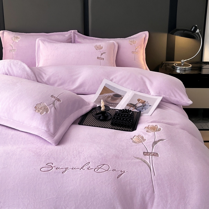 91家纺网 家纺一手货源 找家纺 梦莱斯 2025新款230克全消光刺绣牛奶绒配精美无纺布包装套件-玛奇朵玛奇朵-浅紫