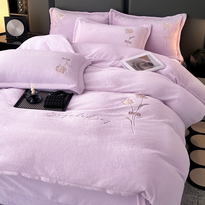 91家纺网 家纺一手货源 找家纺 梦莱斯 2025新款230克全消光刺绣牛奶绒配精美无纺布包装套件-玛奇朵玛奇朵-浅紫