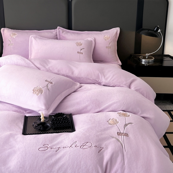 91家纺网 家纺一手货源 找家纺 梦莱斯 2025新款230克全消光刺绣牛奶绒配精美无纺布包装套件-玛奇朵玛奇朵-浅紫