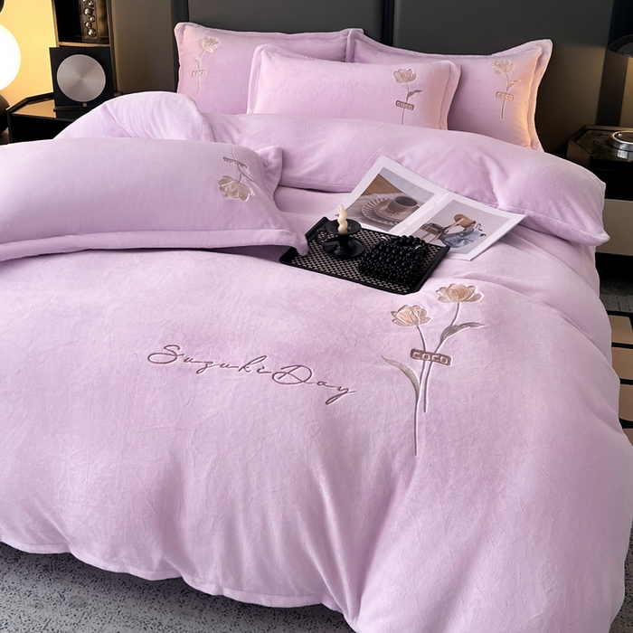 91家纺网 家纺一手货源 找家纺 梦莱斯 2025新款230克全消光刺绣牛奶绒配精美无纺布包装套件-玛奇朵玛奇朵-浅紫