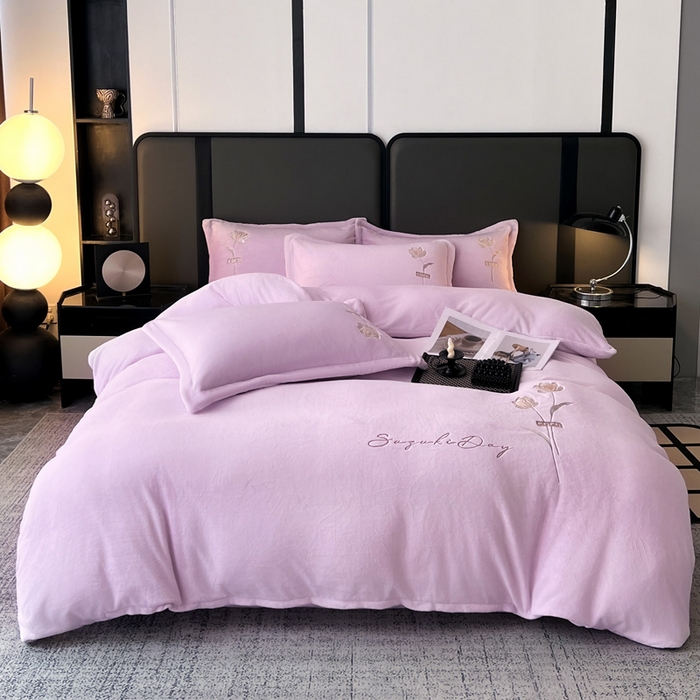 91家纺网 家纺一手货源 找家纺 梦莱斯 2025新款230克全消光刺绣牛奶绒配精美无纺布包装套件-玛奇朵玛奇朵-浅紫