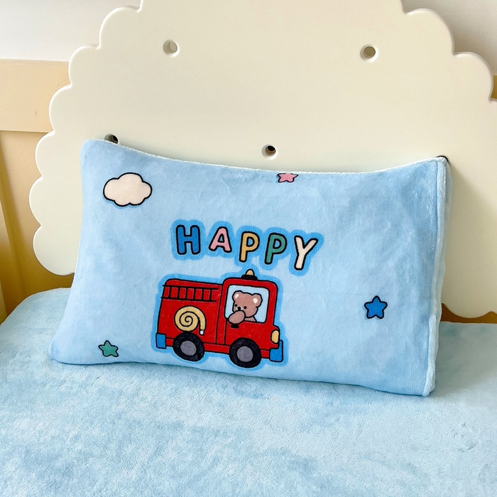 91家纺网 家纺一手货源 找家纺 嗨生活 2025新款大版印花牛奶绒儿童枕套枕芯幼儿园枕套枕芯 萌萌汽车