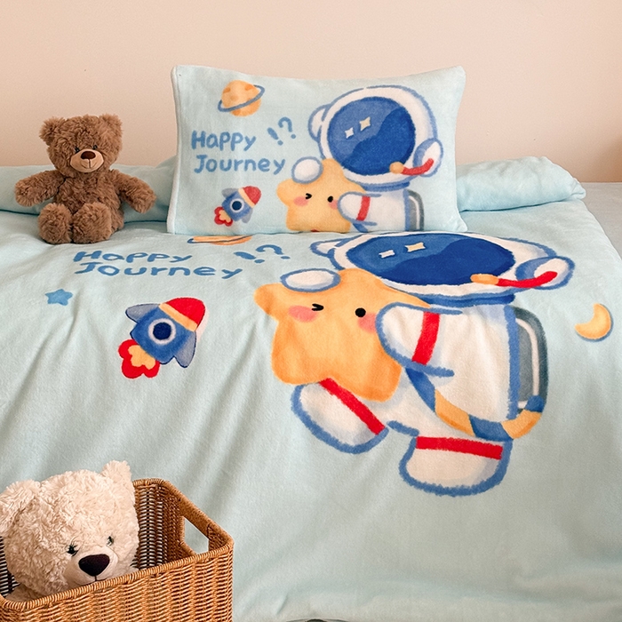 91家纺网 家纺一手货源 找家纺 嗨生活 2025新款大版印花牛奶绒儿童枕套枕芯幼儿园枕套枕芯 开心宇航员