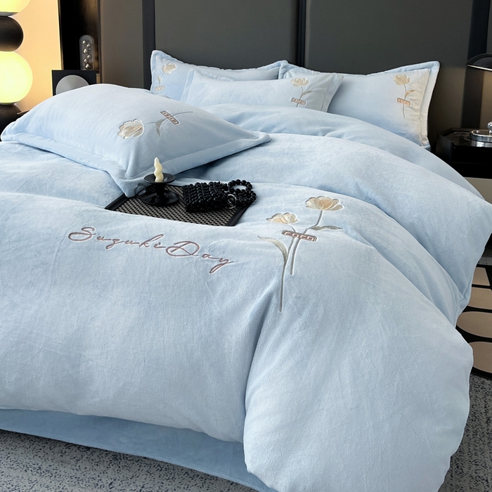 91家纺网 家纺一手货源 找家纺 梦莱斯 2025新款230克全消光刺绣牛奶绒配精美无纺布包装套件-玛奇朵玛奇朵-天蓝