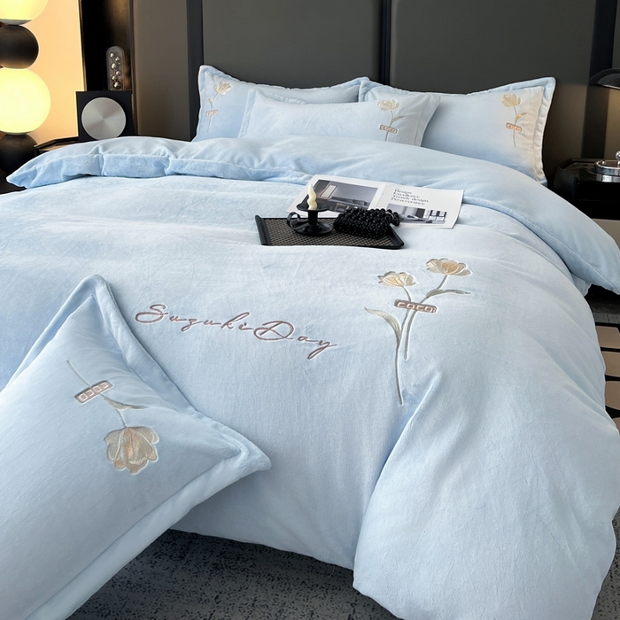 91家纺网 家纺一手货源 找家纺 梦莱斯 2025新款230克全消光刺绣牛奶绒配精美无纺布包装套件-玛奇朵玛奇朵-天蓝