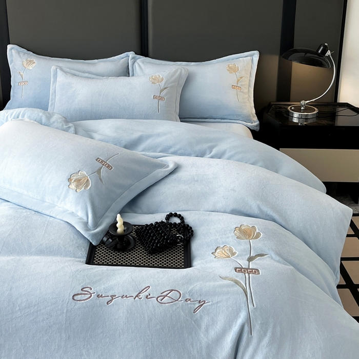 91家纺网 家纺一手货源 找家纺 梦莱斯 2025新款230克全消光刺绣牛奶绒配精美无纺布包装套件-玛奇朵玛奇朵-天蓝