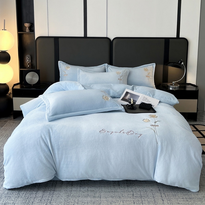 91家纺网 家纺一手货源 找家纺 梦莱斯 2025新款230克全消光刺绣牛奶绒配精美无纺布包装套件-玛奇朵玛奇朵-天蓝