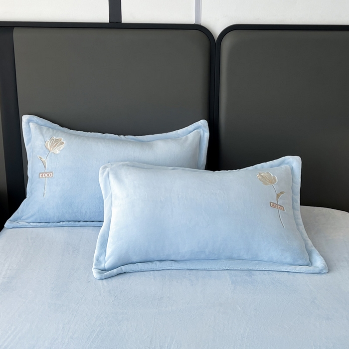 91家纺网 家纺一手货源 找家纺 梦莱斯 2025新款230克全消光刺绣牛奶绒配精美无纺布包装套件-玛奇朵玛奇朵-天蓝