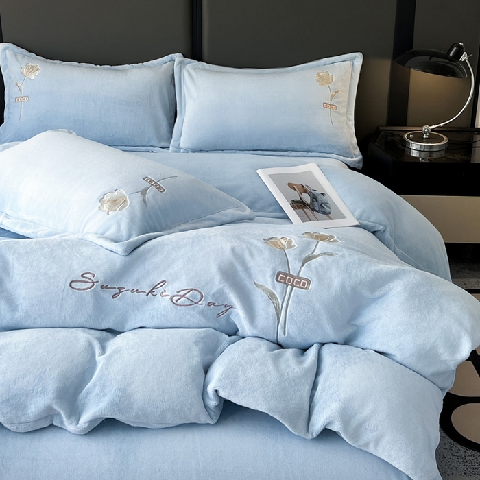 梦莱斯 2025新款230克全消光刺绣牛奶绒配精美无纺布包装套件-玛奇朵玛奇朵-天蓝