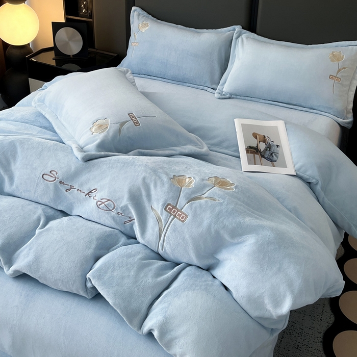 91家纺网 家纺一手货源 找家纺 梦莱斯 2025新款230克全消光刺绣牛奶绒配精美无纺布包装套件-玛奇朵玛奇朵-天蓝