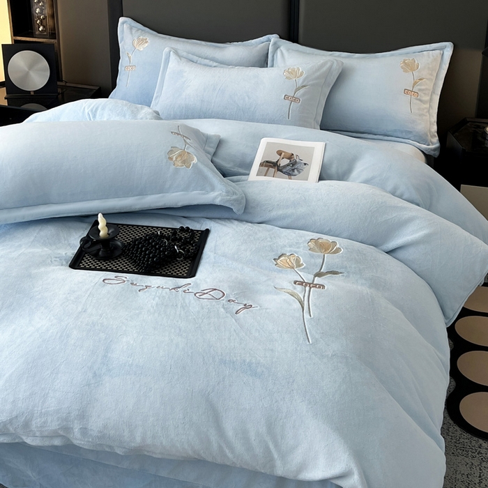 91家纺网 家纺一手货源 找家纺 梦莱斯 2025新款230克全消光刺绣牛奶绒配精美无纺布包装套件-玛奇朵玛奇朵-天蓝