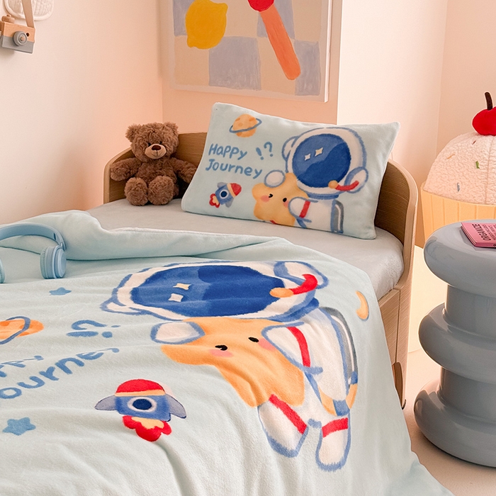 91家纺网 家纺一手货源 找家纺 嗨生活 2025新款大版印花牛奶绒儿童枕套枕芯幼儿园枕套枕芯 开心宇航员