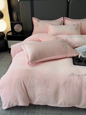 91家纺网 家纺一手货源 找家纺 （总）梦莱斯 2025新款230克全消光刺绣牛奶绒配精美无纺布包装套件-玛奇朵