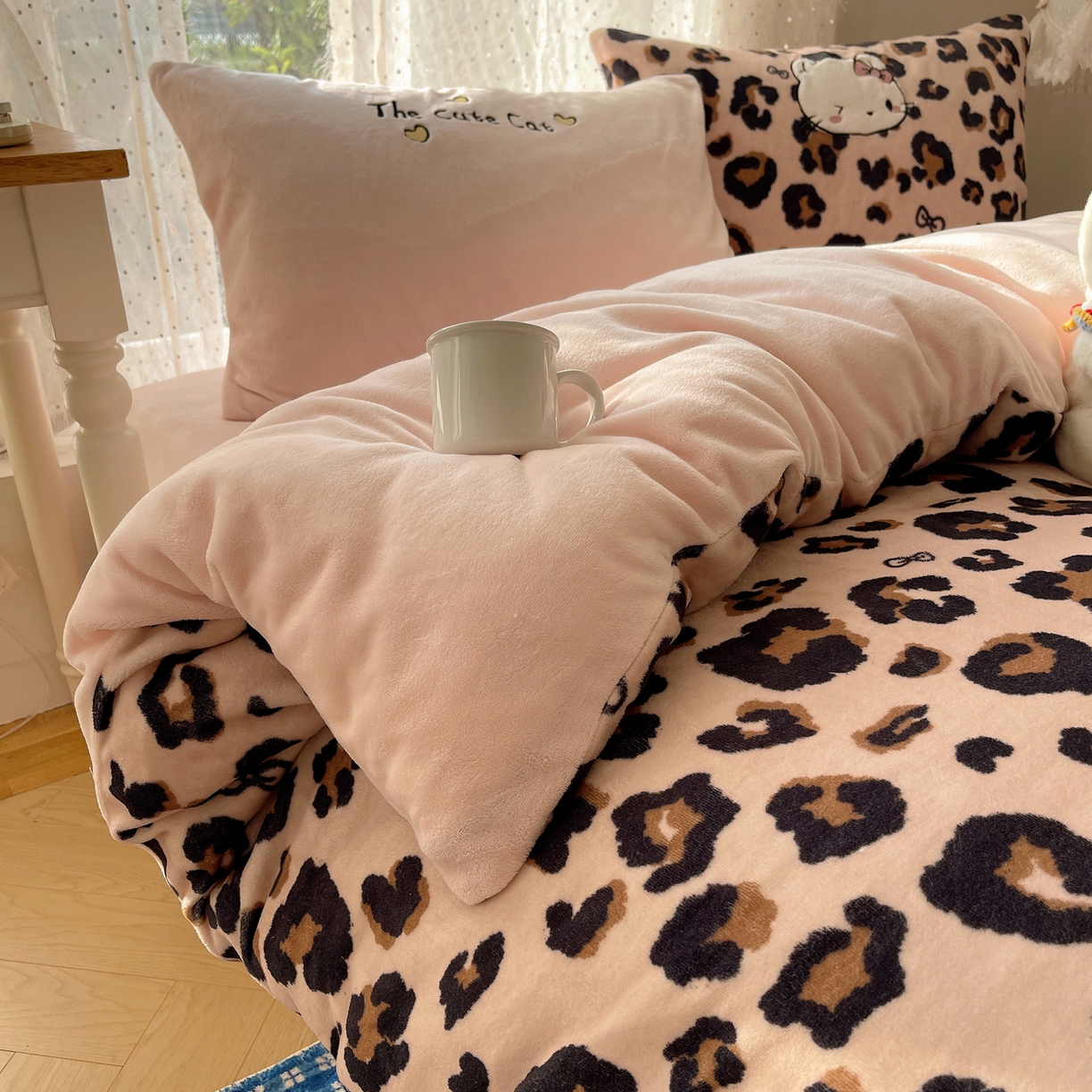 91家纺网 家纺一手货源 找家纺 （总）轻奢坊 2025新款牛奶绒可爱猫咪豹纹贴布绣四件套