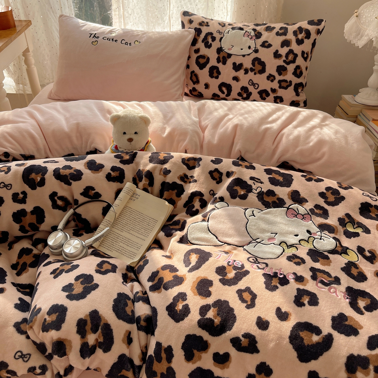 91家纺网 家纺一手货源 找家纺 （总）轻奢坊 2025新款牛奶绒可爱猫咪豹纹贴布绣四件套