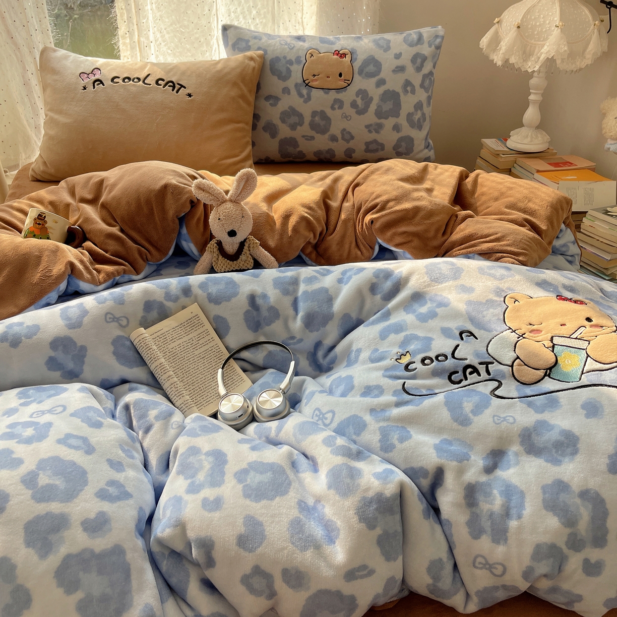 91家纺网 家纺一手货源 找家纺 （总）轻奢坊 2025新款牛奶绒可爱猫咪豹纹贴布绣四件套