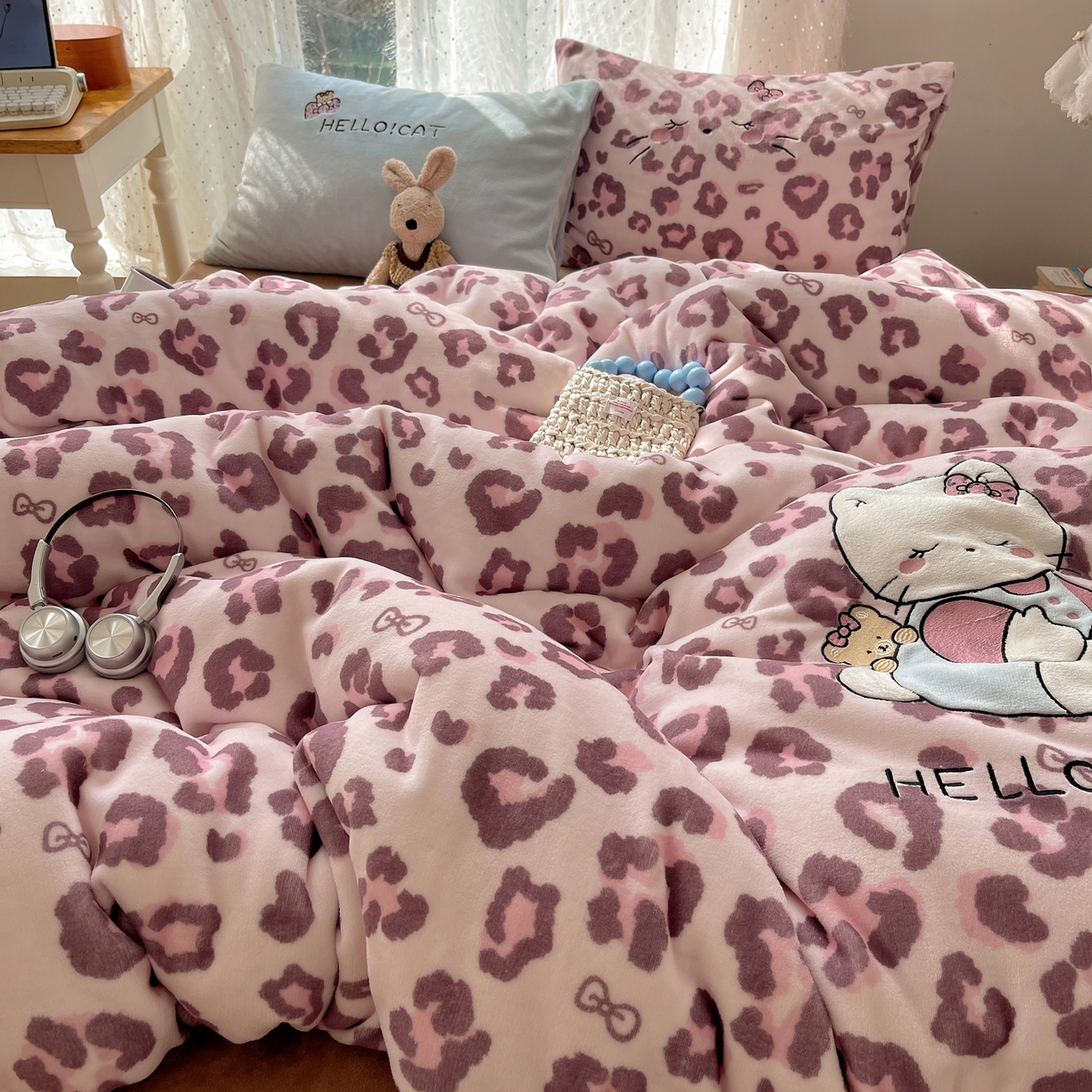 91家纺网 家纺一手货源 找家纺 轻奢坊 2025新款牛奶绒可爱猫咪豹纹贴布绣四件套 粉豹呆萌猫