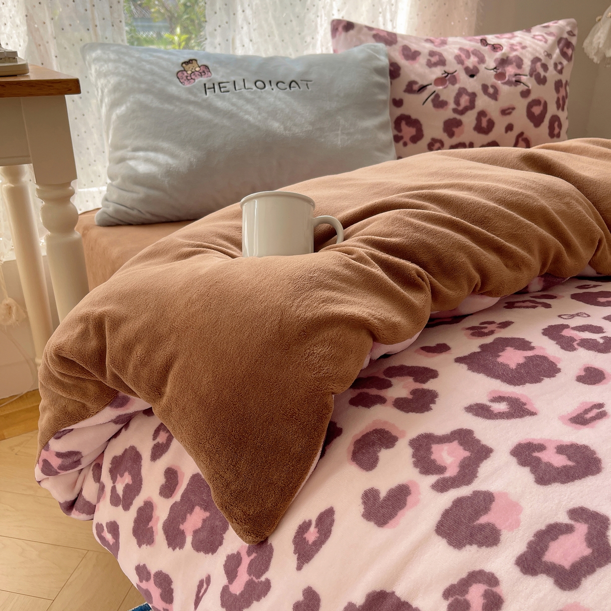 91家纺网 家纺一手货源 找家纺 轻奢坊 2025新款牛奶绒可爱猫咪豹纹贴布绣四件套 粉豹呆萌猫