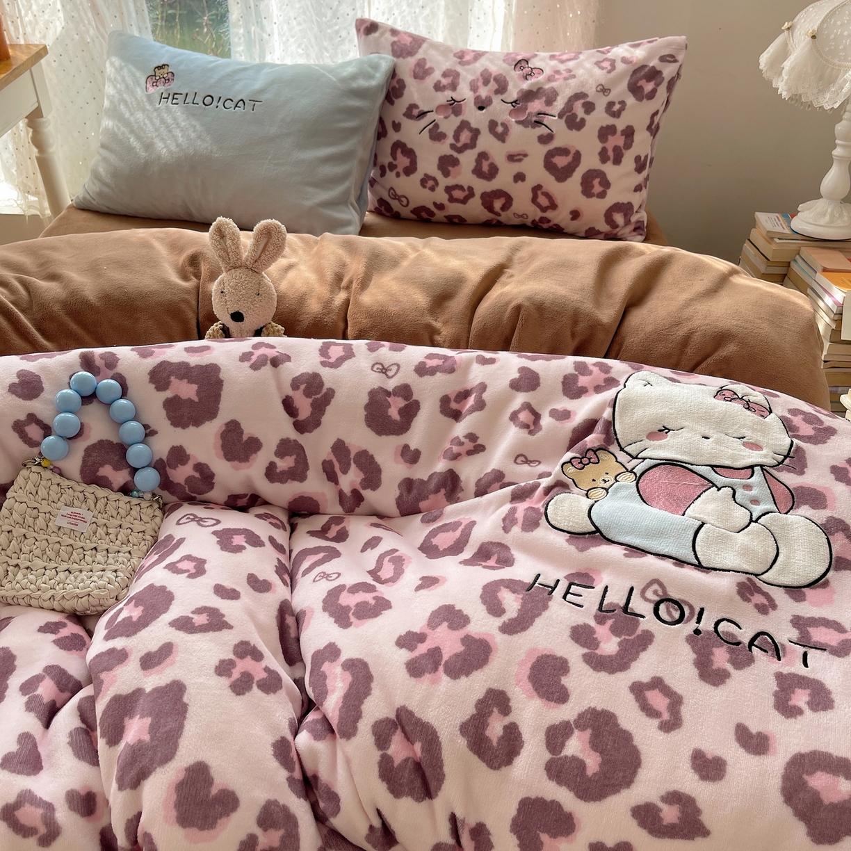 91家纺网 家纺一手货源 找家纺 轻奢坊 2025新款牛奶绒可爱猫咪豹纹贴布绣四件套 粉豹呆萌猫