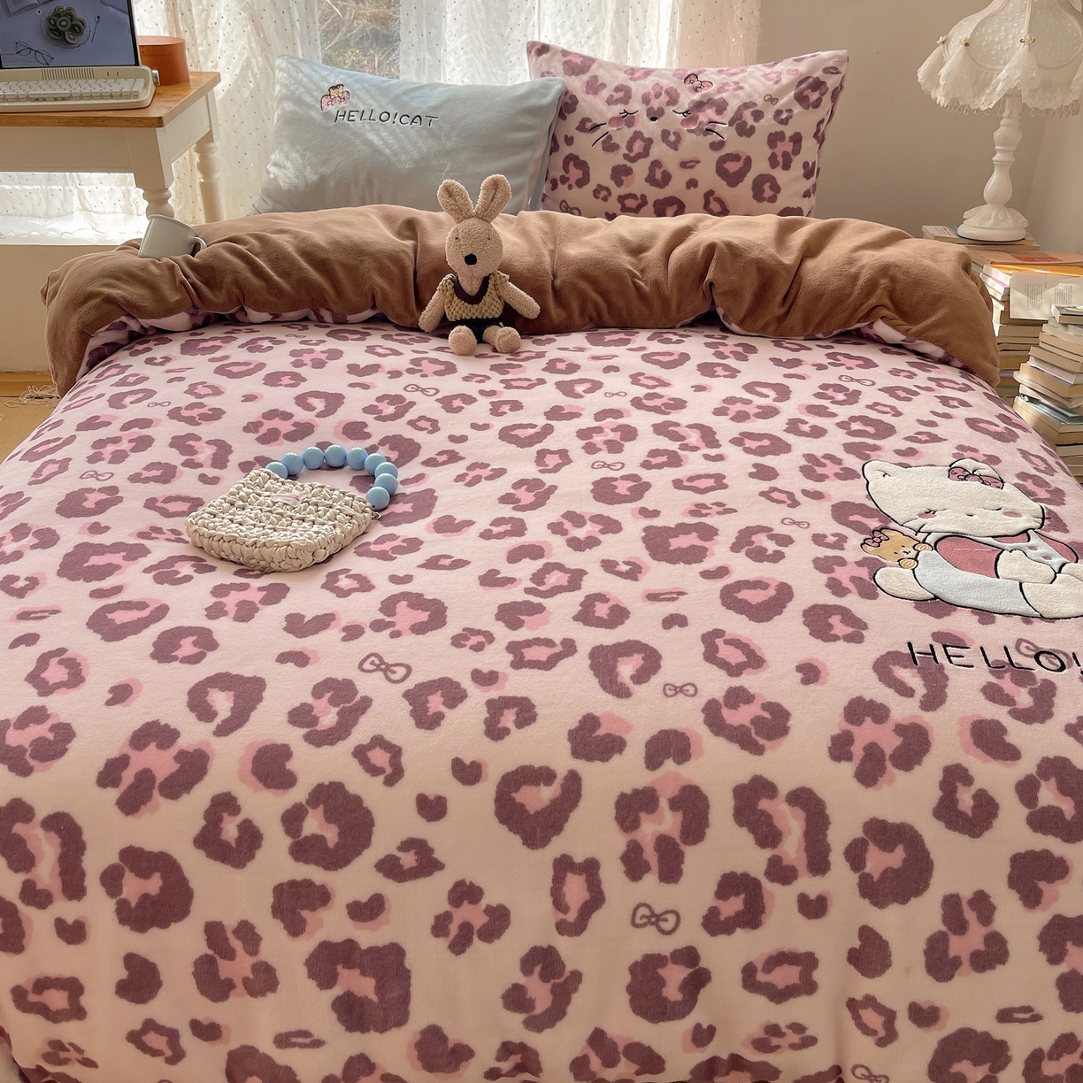 91家纺网 家纺一手货源 找家纺 轻奢坊 2025新款牛奶绒可爱猫咪豹纹贴布绣四件套 粉豹呆萌猫