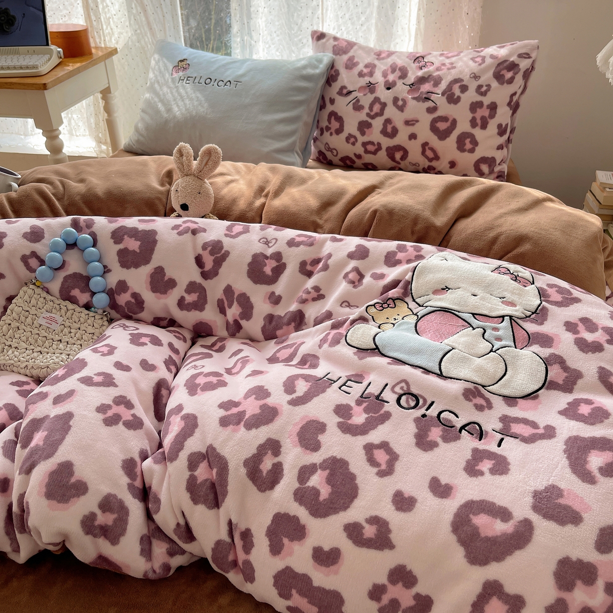 91家纺网 家纺一手货源 找家纺 轻奢坊 2025新款牛奶绒可爱猫咪豹纹贴布绣四件套 粉豹呆萌猫