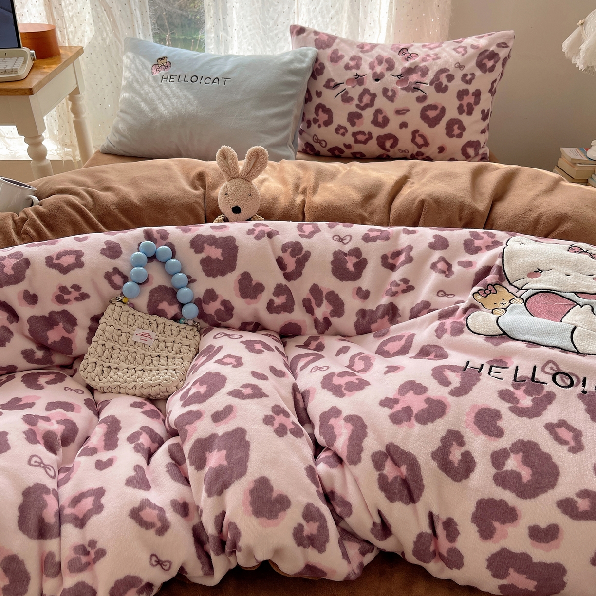 91家纺网 家纺一手货源 找家纺 （总）轻奢坊 2025新款牛奶绒可爱猫咪豹纹贴布绣四件套