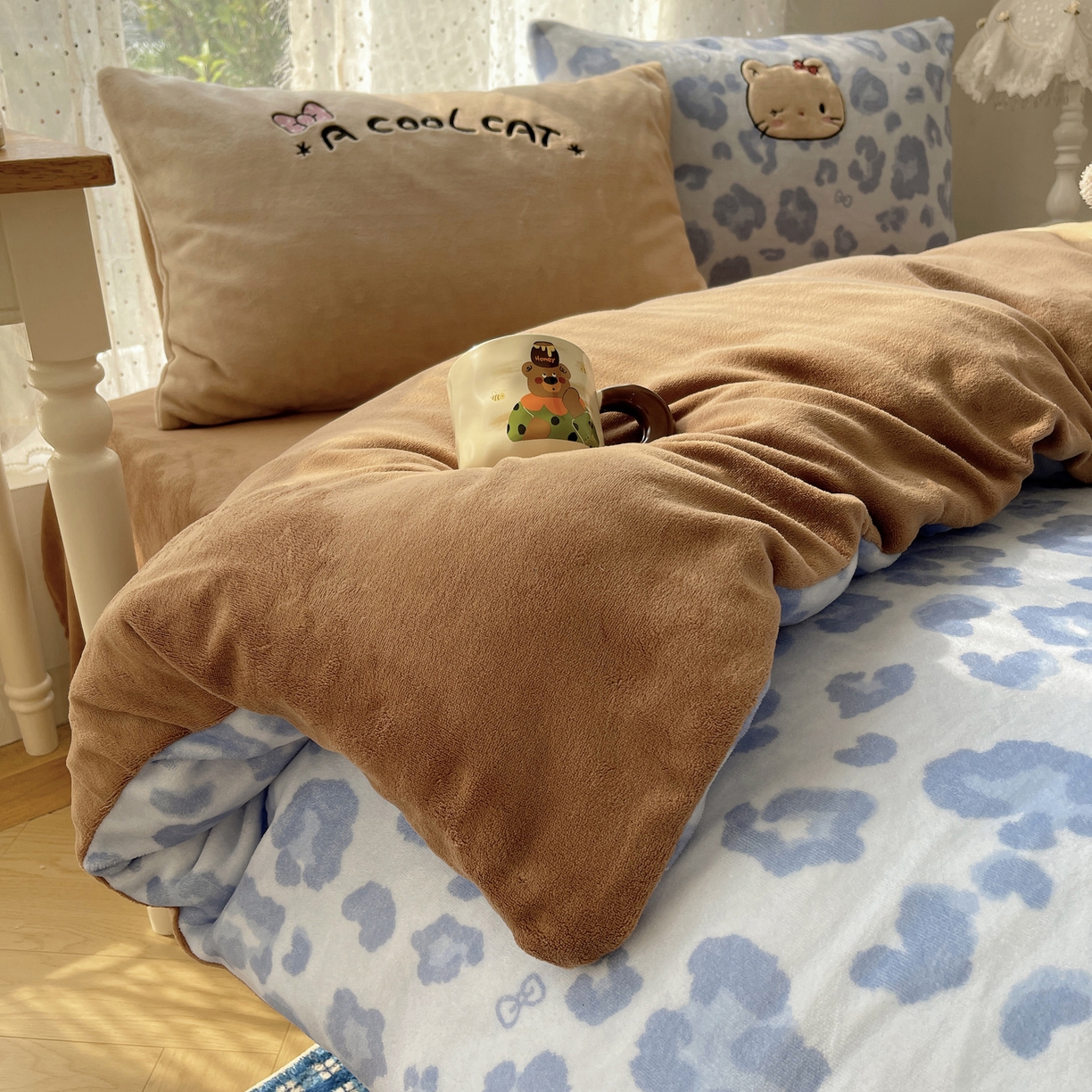 91家纺网 家纺一手货源 找家纺 轻奢坊 2025新款牛奶绒可爱猫咪豹纹贴布绣四件套 蓝豹黑皮猫