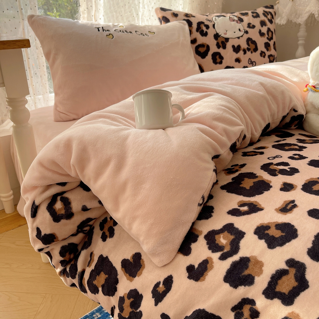 91家纺网 家纺一手货源 找家纺 轻奢坊 2025新款牛奶绒可爱猫咪豹纹贴布绣四件套 咖豹心心猫