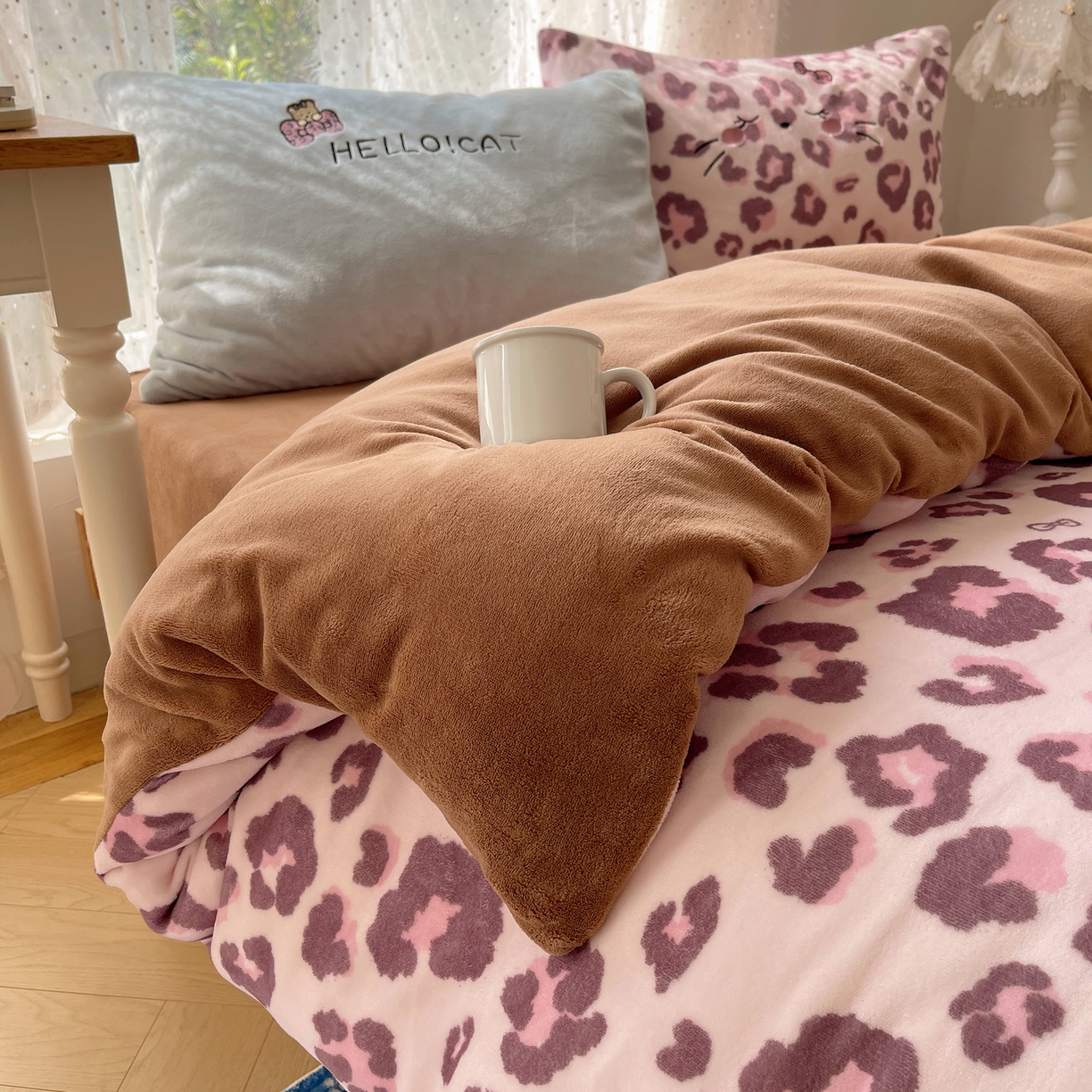 91家纺网 家纺一手货源 找家纺 轻奢坊 2025新款牛奶绒可爱猫咪豹纹贴布绣四件套 粉豹呆萌猫