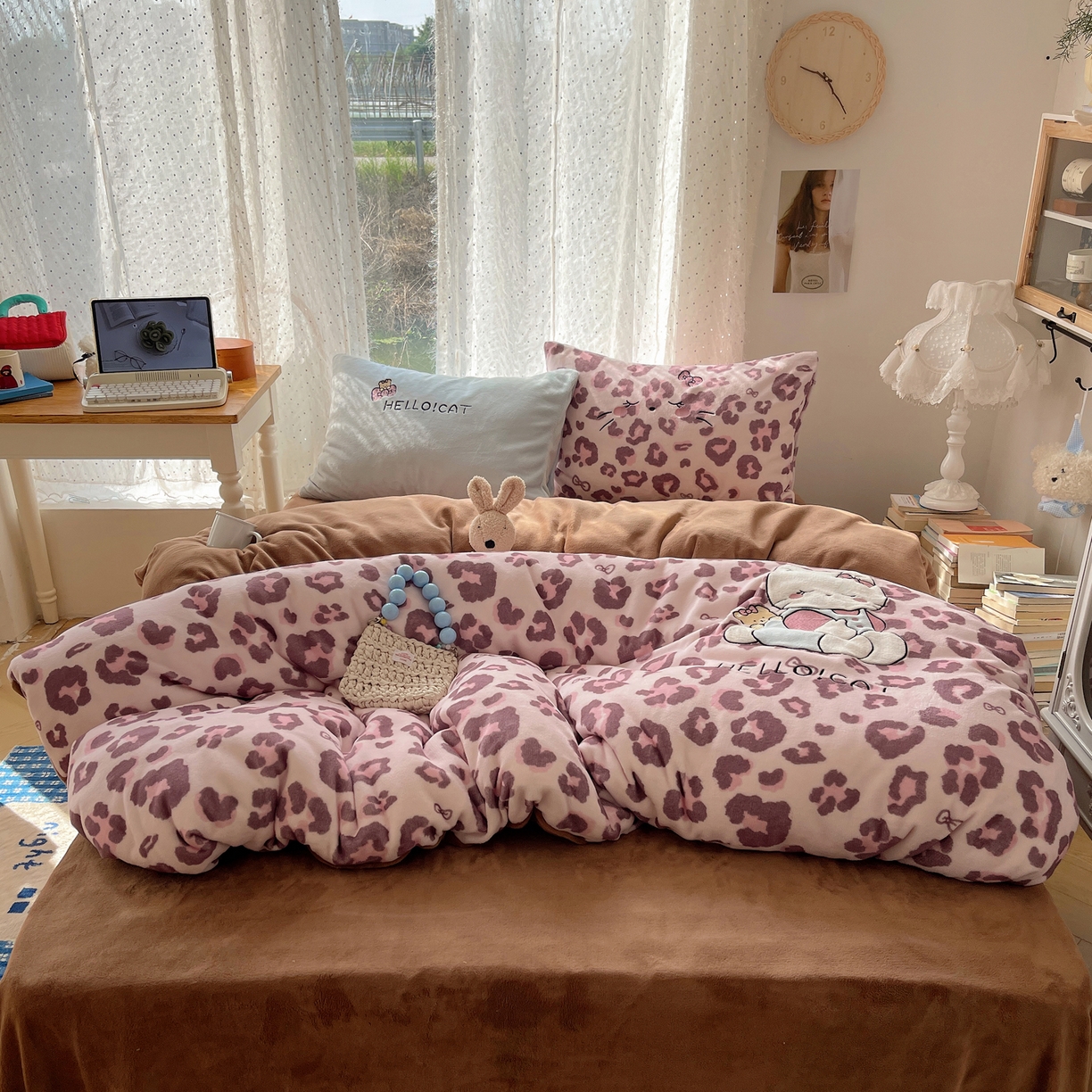 91家纺网 家纺一手货源 找家纺 轻奢坊 2025新款牛奶绒可爱猫咪豹纹贴布绣四件套 粉豹呆萌猫