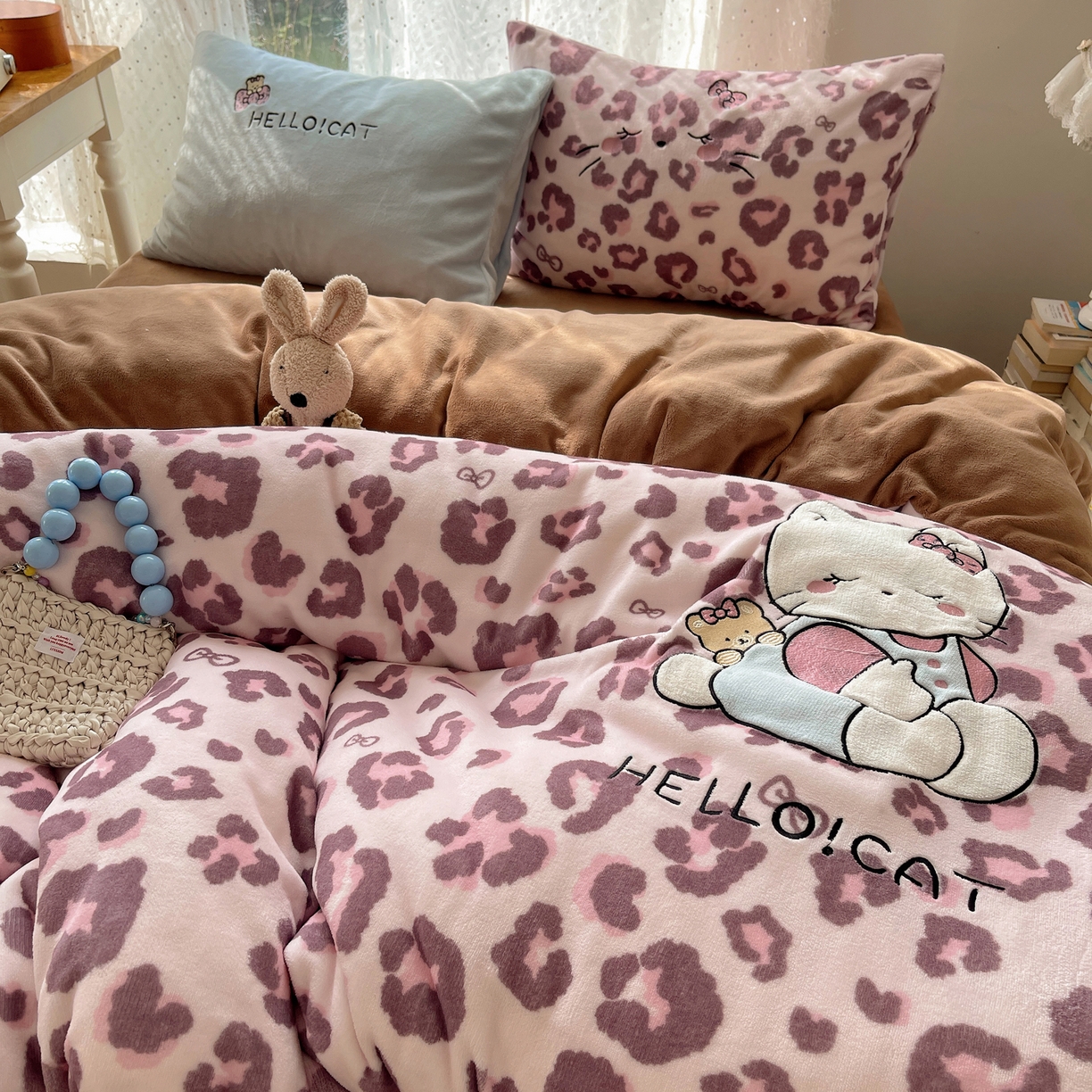 91家纺网 家纺一手货源 找家纺 轻奢坊 2025新款牛奶绒可爱猫咪豹纹贴布绣四件套 粉豹呆萌猫