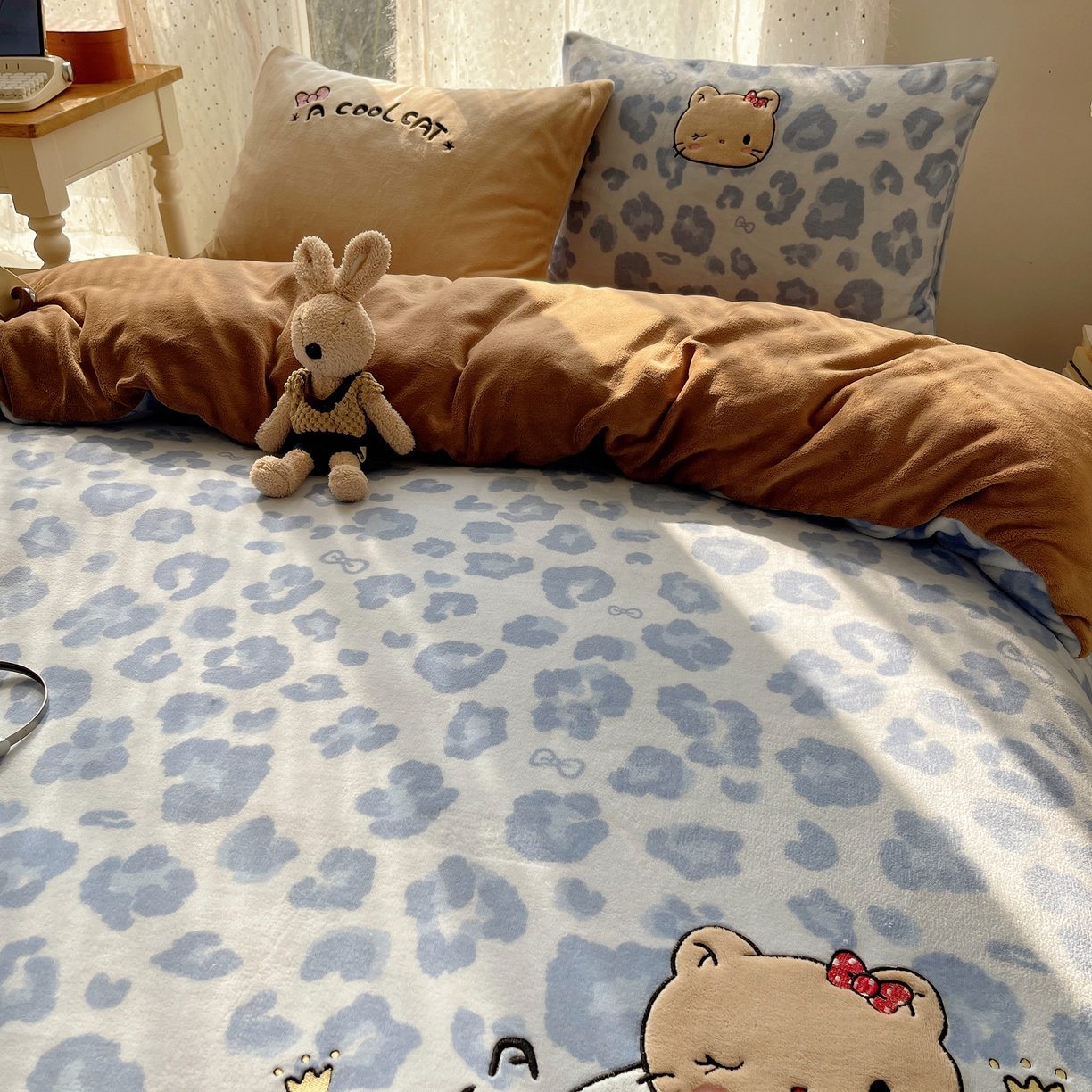 91家纺网 家纺一手货源 找家纺 轻奢坊 2025新款牛奶绒可爱猫咪豹纹贴布绣四件套 蓝豹黑皮猫