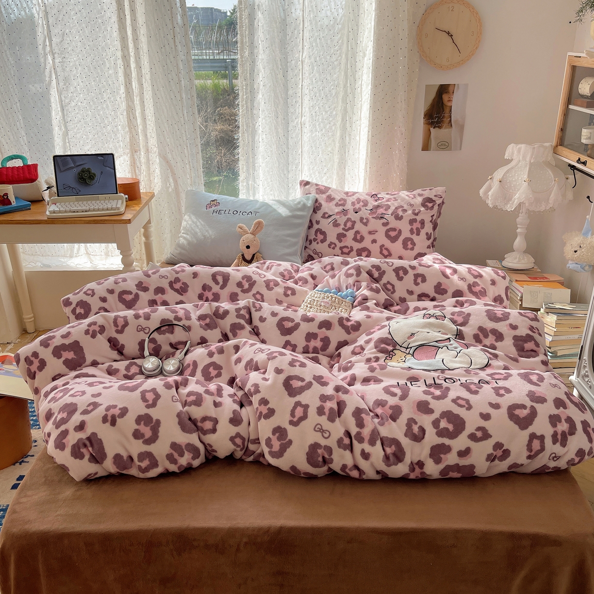 91家纺网 家纺一手货源 找家纺 轻奢坊 2025新款牛奶绒可爱猫咪豹纹贴布绣四件套 粉豹呆萌猫