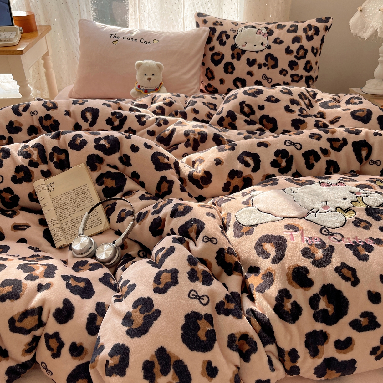 91家纺网 家纺一手货源 找家纺 （总）轻奢坊 2025新款牛奶绒可爱猫咪豹纹贴布绣四件套