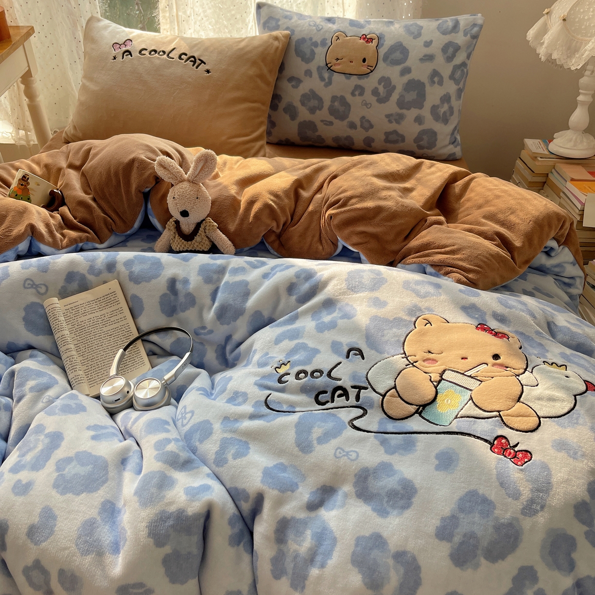 91家纺网 家纺一手货源 找家纺 轻奢坊 2025新款牛奶绒可爱猫咪豹纹贴布绣四件套 蓝豹黑皮猫