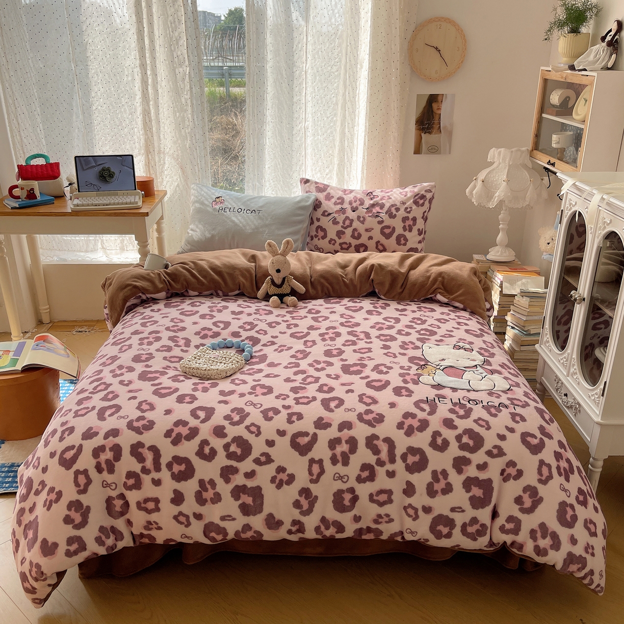 91家纺网 家纺一手货源 找家纺 轻奢坊 2025新款牛奶绒可爱猫咪豹纹贴布绣四件套 粉豹呆萌猫